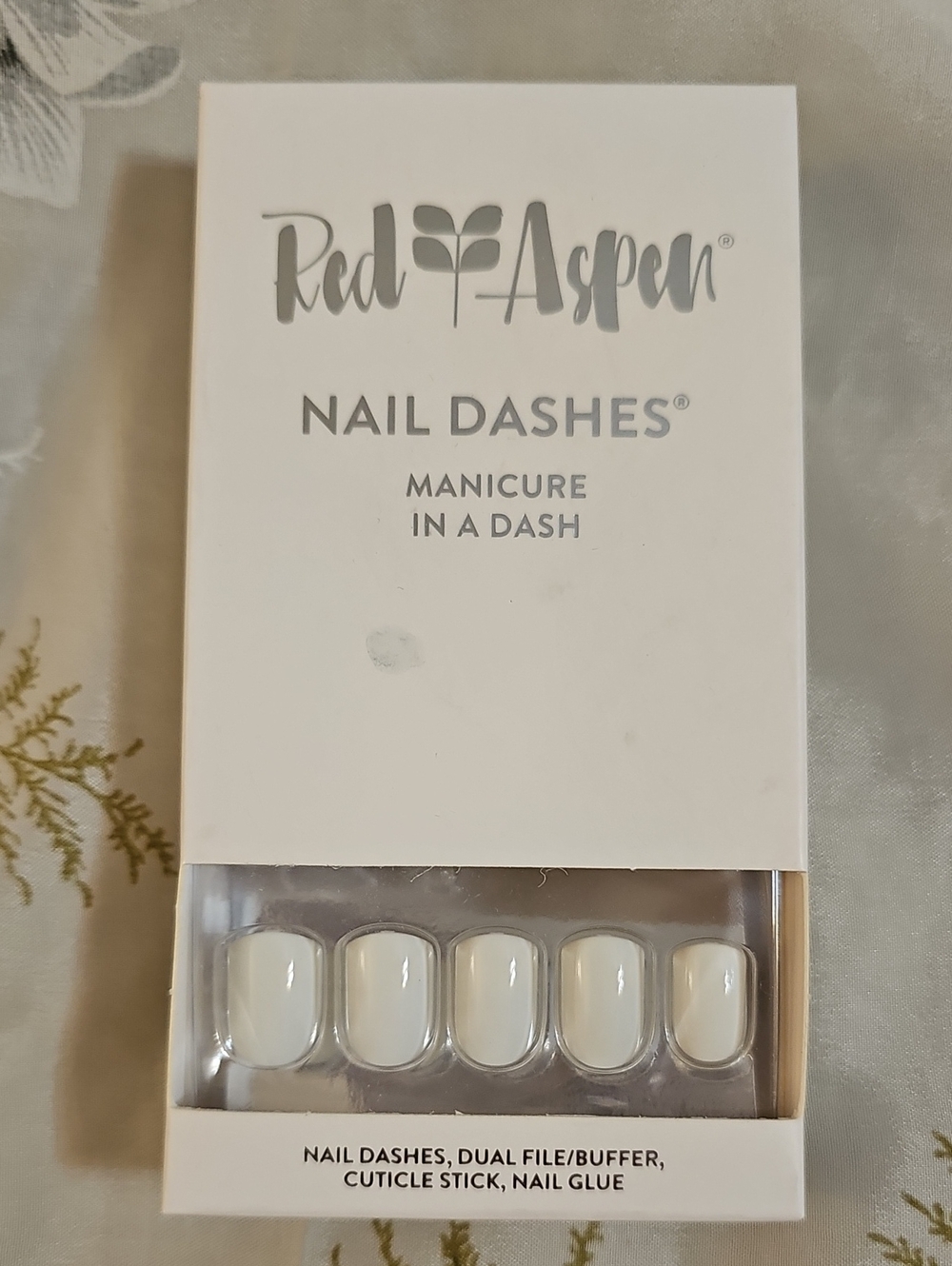Red Aspen White Nail Dashes – Instant Manicure